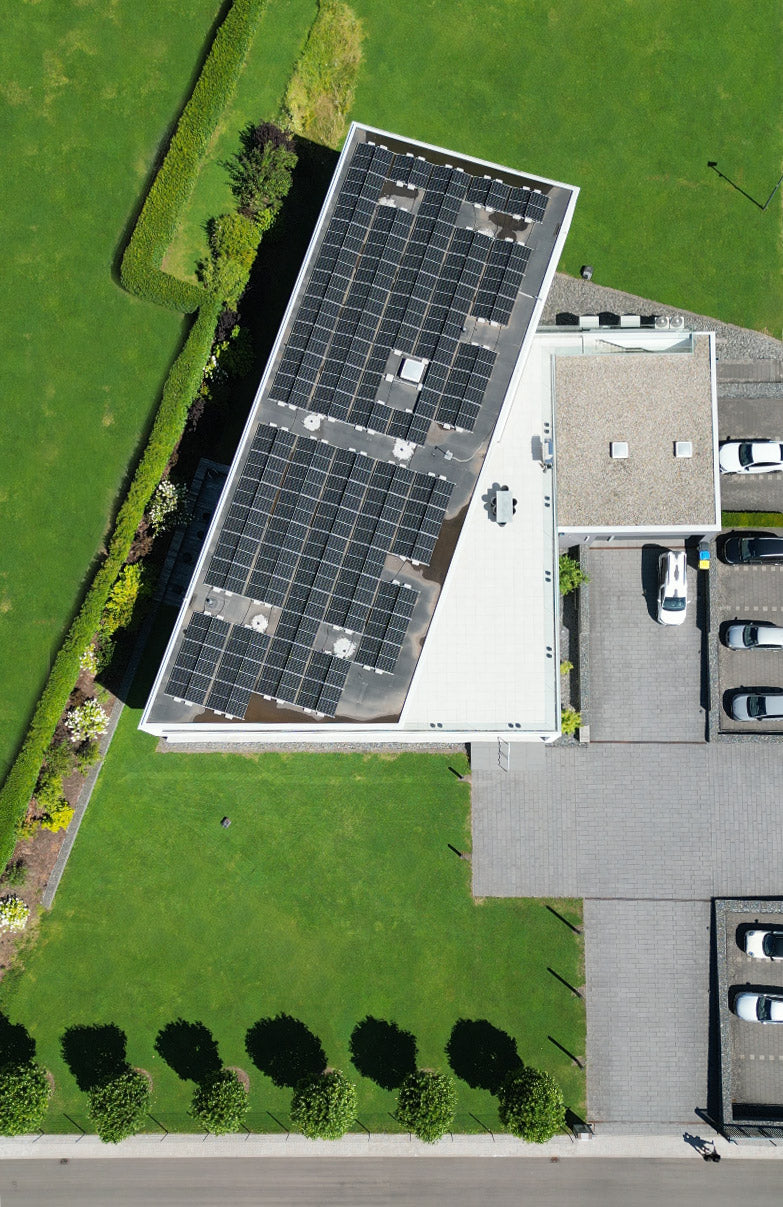 Designscape Gebäude von oben mit Photovoltaik Anlage