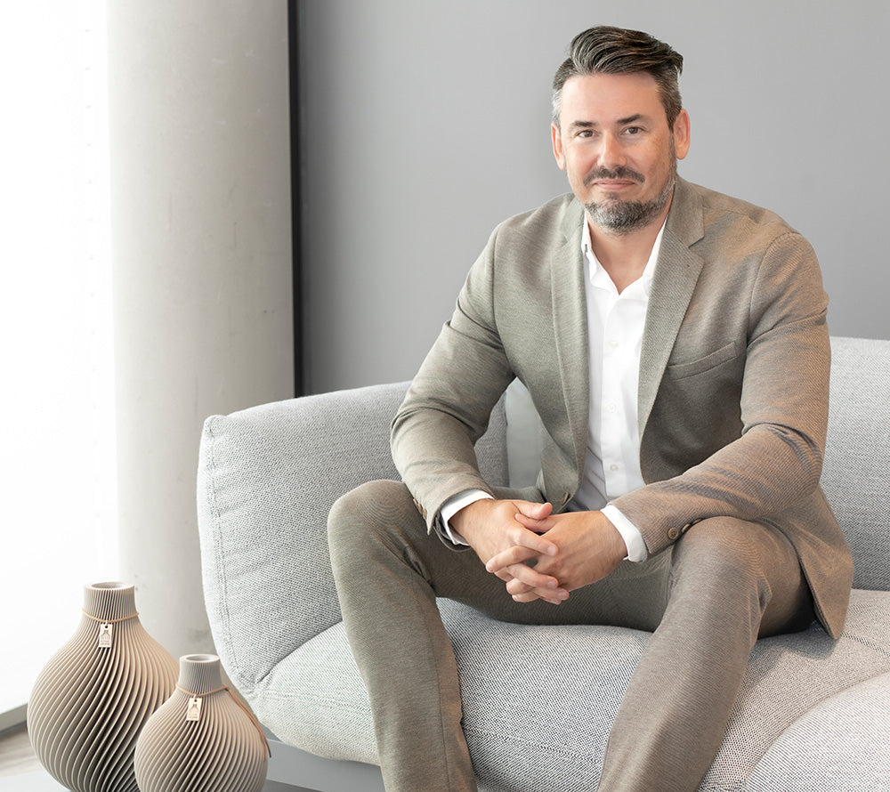 Nicolas Woll mit Vasen von ICONIC HOME