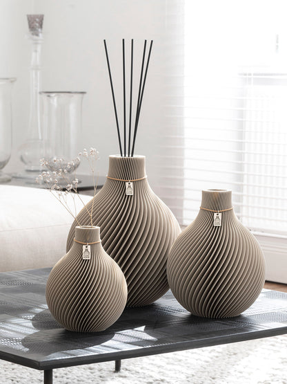3 Vasen Set Duftvase Sphere Cozy Greige 32 cm ICONIC HOME Naturfarbenes Band