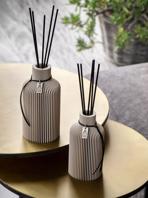 ICONIC HOME Duftvasen Pure Cozy Greige auf rundem Tisch