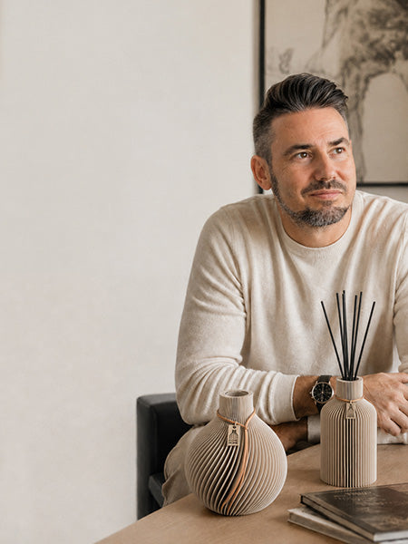 Portrait du fondateur avec des vases ICONIC HOME.