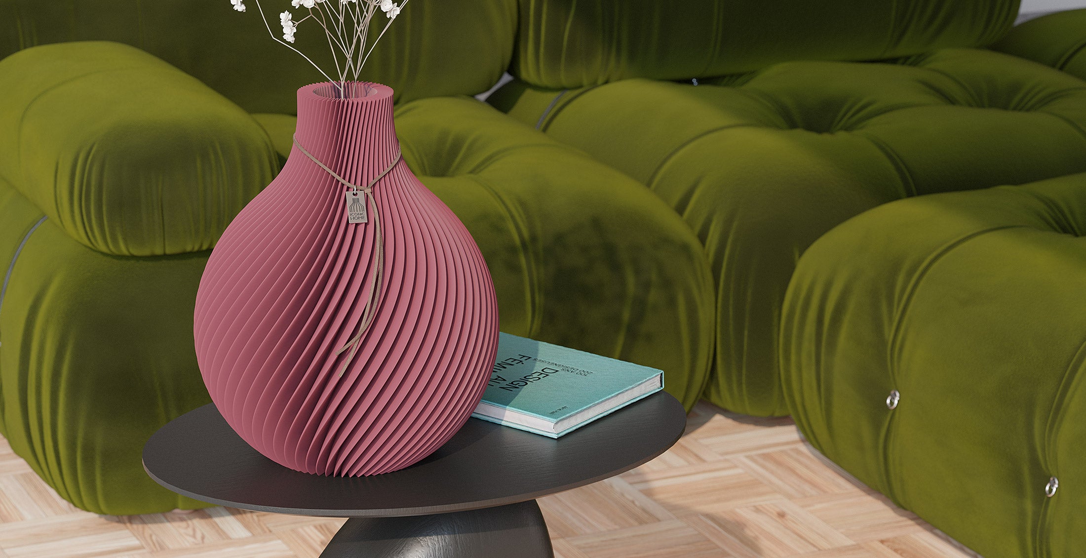 ICONIC HOME Vase Sphere Soft Berry  vor grünem Sofa