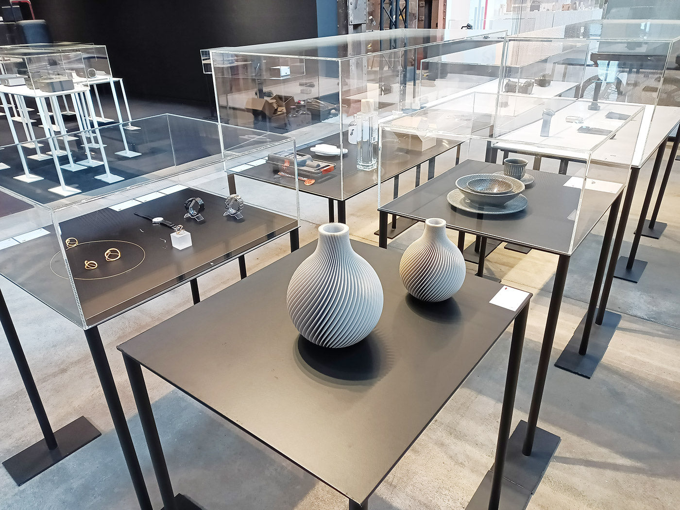 ICONIC HOME Vasen in der Ausstellung im Red Dot Design Museum
