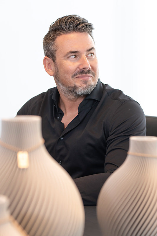 Nicolas Woll mit ICONIC HOME Vasen im Vordergrund