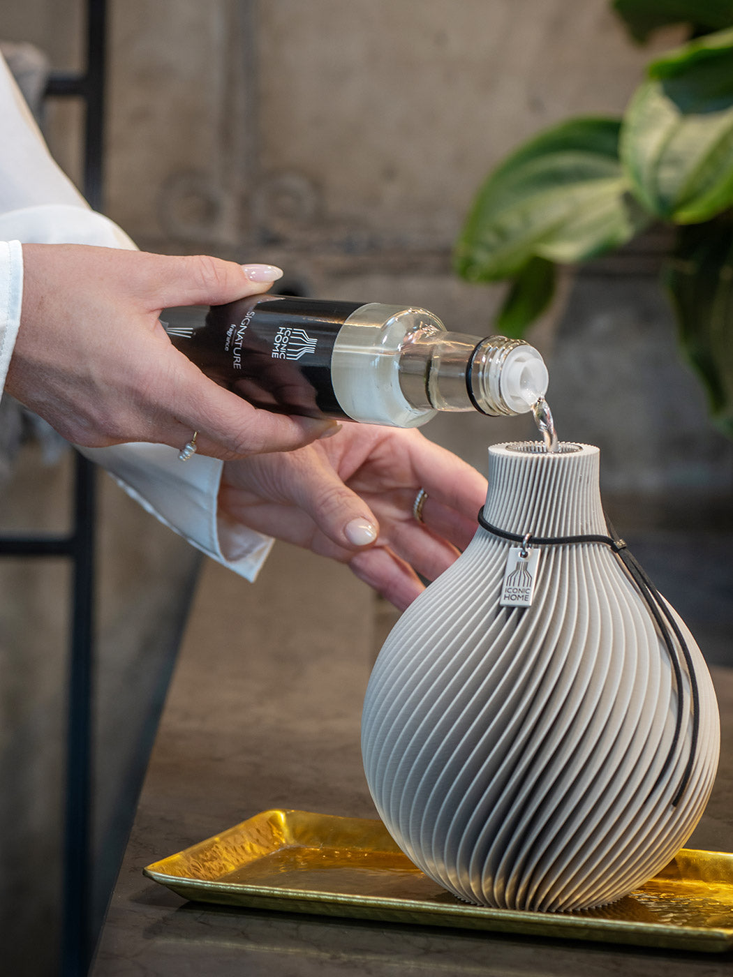 ICONIC HOME Raumdfut Signature in die Duftvase einfüllen #mood