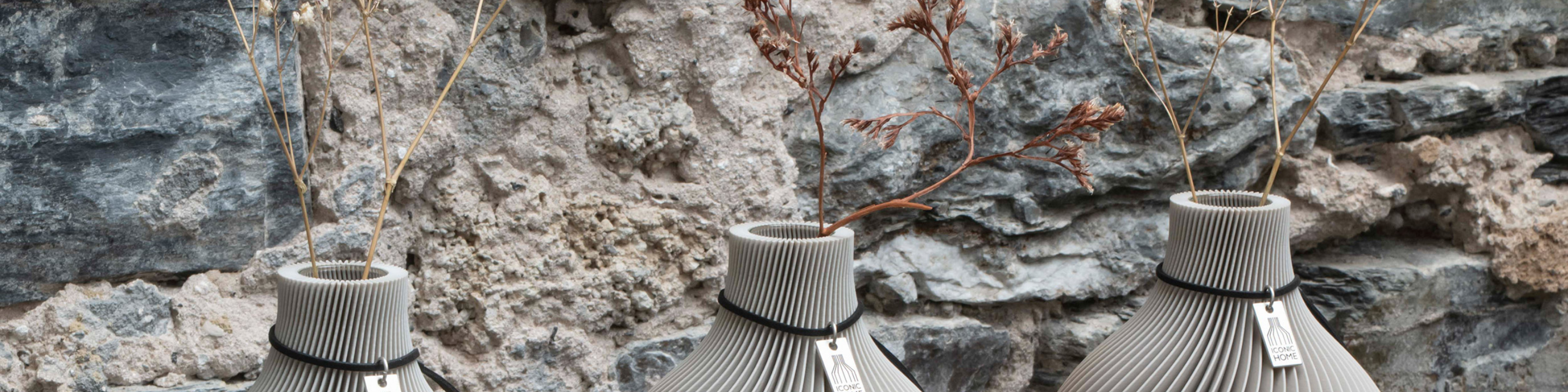 Tischvase Sphere im 3er Set in Cozy Greige ICONIC HOME auf Lowboard