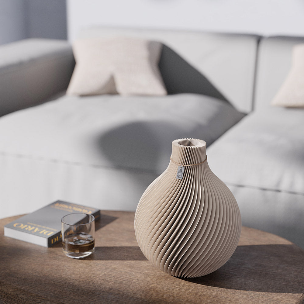 Sphere Vase von ICONIC HOME auf einem Wohnzimmertisch