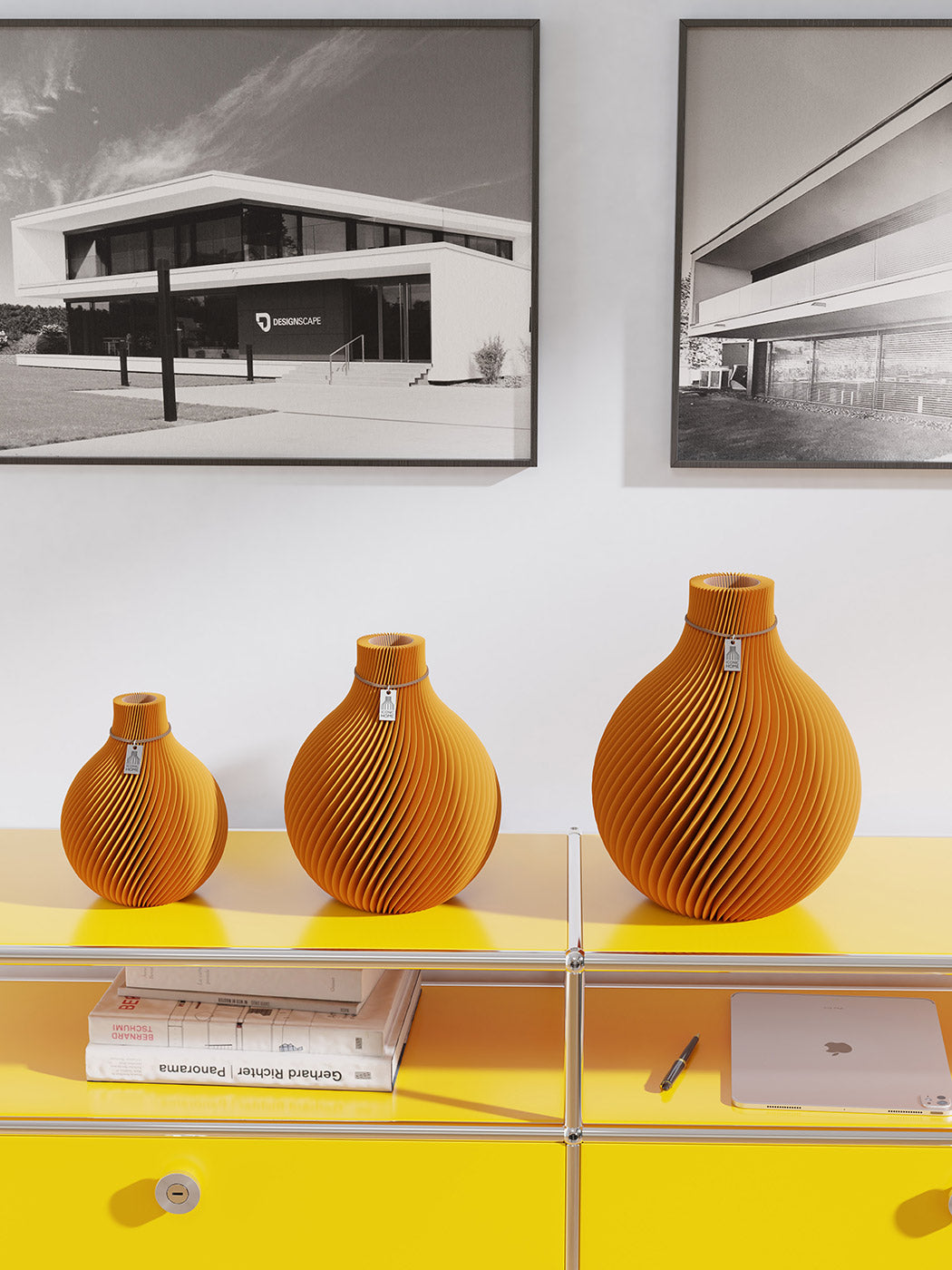 Vase Sphere Golden Yellow ICONIC HOME Set auf USM Regal