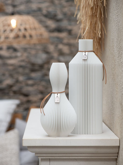 Vase Straight ICONIC HOME Weiß auf dem Kaminsims