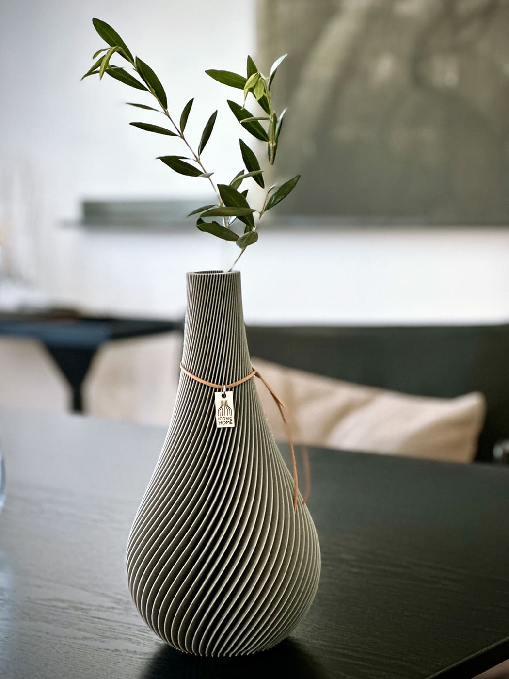 Vase Twist in Grau mit Olivenzweig ICONIC HOME #mood